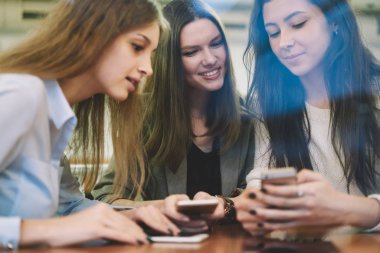 Akıllı telefon cihazları tutan başarılı hippi kızlar ve sosyal ağlarda ilginç haberler okuyorlar. Bedava kablosuz internete bağlanıyorlar. İnternet üzerinden alışveriş yapan pozitif bayan arkadaşlar.