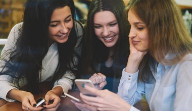 Tatlı ve romantik içerikli internet sitelerini arayan başarılı kadınlar cep telefonlarıyla kablosuz bağlantı kuruyor, mutlu hippi kızlar başvuru yoluyla arkadaşlarından gelen e-postaları tartışırken kendilerini iyi hissediyorlar.