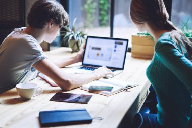Becerikli erkek ve kız öğrencilerin birlikte vakit geçirmeleri ve bilgisayar aracılığıyla içerideki kablosuz internete bağlanmaları, zeki hippilerin çalışma planları için bilgi araması.