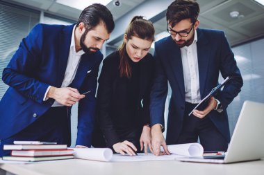 Yaratıcı çözümler üretmenin temel sorunlarını tartışmak için bir araya gelen bir grup profesyonel mimar, tasarım planlayan profesyonel erkek ve kadın meslektaşlar beyin fırtınası ve işbirliği