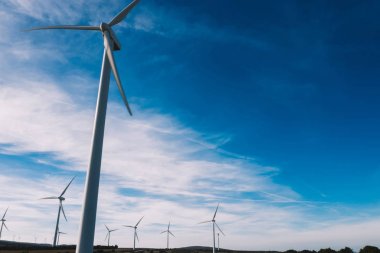 Rüzgar enerjisi üreten temiz eko enerji ve iklim değişikliğine doğal kaynakları tasarrufu dönen türbinleri pervaneler kuşlar göz görünümü. Dostu teknoloji ile alternatif elektrik üretimi 