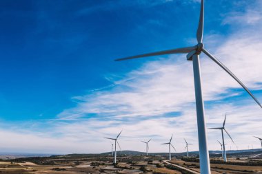 Rüzgar enerjisi üreten temiz eko enerji ve iklim değişikliğine doğal kaynakları tasarrufu dönen türbinleri pervaneler kuşlar göz görünümü. Dostu teknoloji ile alternatif elektrik üretimi 