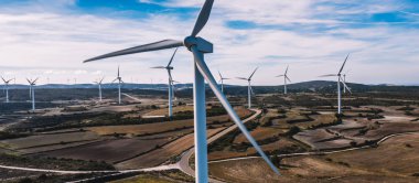 Rüzgar enerjisi üreten temiz eko enerji ve iklim değişikliğine doğal kaynakları tasarrufu dönen türbinleri pervaneler kuşlar göz görünümü. Dostu teknoloji ile alternatif elektrik üretimi 