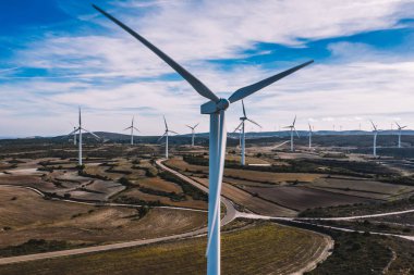 Türbin pervaneleri havadan görünümü rüzgar enerjisinden dönen temiz eko enerji üreten ve iklim değişikliğine doğal kaynakları tasarruf. Dostu teknoloji ile alternatif elektrik üretimi 