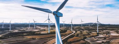 Rüzgar enerjisi üreten temiz eko enerji ve iklim değişikliğine doğal kaynakları tasarrufu dönen türbinleri pervaneler kuşlar göz görünümü. Dostu teknoloji ile alternatif elektrik üretimi 