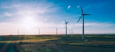 Rüzgar enerjisi üreten temiz eko enerji ve iklim değişikliğine doğal kaynakları tasarrufu dönen türbinleri pervaneler kuşlar göz görünümü. Dostu teknoloji ile alternatif elektrik üretimi 
