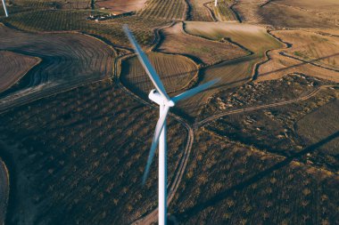 Türbin pervaneleri havadan görünümü rüzgar enerjisinden dönen temiz eko enerji üreten ve iklim değişikliğine doğal kaynakları tasarruf. Dostu teknoloji ile alternatif elektrik üretimi 