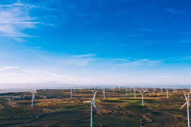 Türbin pervaneleri havadan görünümü rüzgar enerjisinden dönen temiz eko enerji üreten ve iklim değişikliğine doğal kaynakları tasarruf. Dostu teknoloji ile alternatif elektrik üretimi 