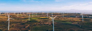 Yenilenebilir yel değirmenlerinin hava manzarası türbinlerin tarım alanına ekolojik güç sağlayarak geniş tarım çayırlarında rüzgarın eseceği enerjiyi sağlıyor. Alternatif elektrik üretimi 