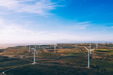 Türbin pervaneleri havadan görünümü rüzgar enerjisinden dönen temiz eko enerji üreten ve iklim değişikliğine doğal kaynakları tasarruf. Dostu teknoloji ile alternatif elektrik üretimi 