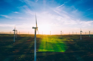 Türbin pervaneleri havadan görünümü rüzgar enerjisinden dönen temiz eko enerji üreten ve iklim değişikliğine doğal kaynakları tasarruf. Dostu teknoloji ile alternatif elektrik üretimi 