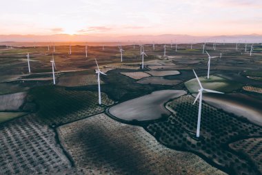 Türbin pervaneleri havadan görünümü rüzgar enerjisinden dönen temiz eko enerji üreten ve iklim değişikliğine doğal kaynakları tasarruf. Dostu teknoloji ile alternatif elektrik üretimi 