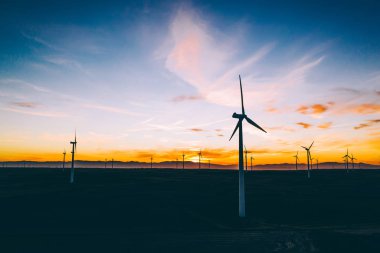 Türbin pervaneleri havadan görünümü rüzgar enerjisinden dönen temiz eko enerji üreten ve iklim değişikliğine doğal kaynakları tasarruf. Dostu teknoloji ile alternatif elektrik üretimi 