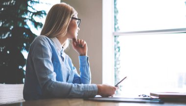 Üniversite sınavlarına hazırlanıyor ve cep telefonu ile web sitelerinde araştırma yapmak, öğrenme hakkında düşünmeye kadın düşünmek mola sırasında pencerede görünümlü düşünceli kadın öğrenci anlayışlı