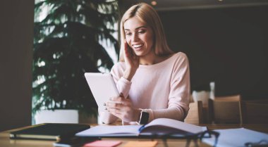 Şok genç kadın favori web mağazasında yaklaşan indirimler hakkında Gadget üzerinde mesaj aldı, duygusal hipster kız üniversite sınıfında oturan yarın muayene için haber şaşırttı