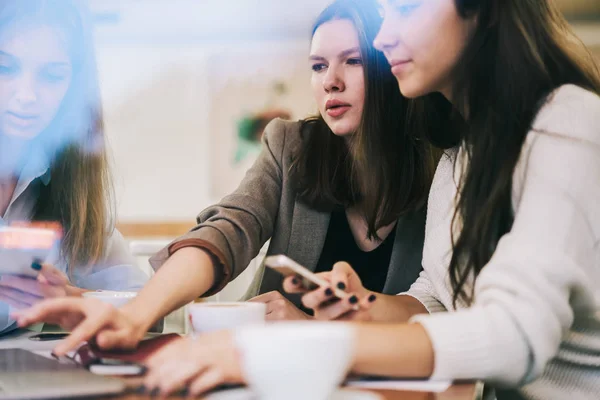 Mujeres Negocios Caucásicas Serias Que Colaboran Cafetería Haciendo Investigación Para —  Fotos de Stock