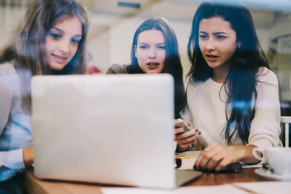 Mujeres Caucásicas Expertas Leyendo Noticias Importantes Sobre Aplicación Antivirus Ordenador —  Fotos de Stock