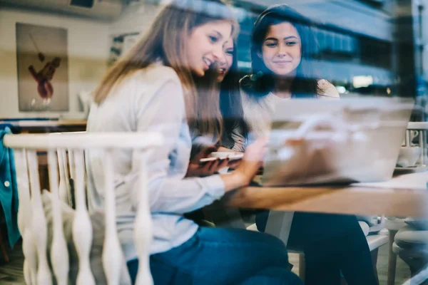 Prosperující Mladé Ženy Usmívají Při Sledování Motivace Webinář Pomocí Bezdrátového — Stock fotografie