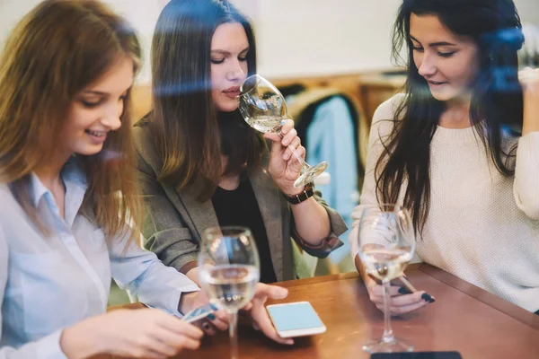 Ελκυστικές Λευκές Γυναίκες Bloggers Πίνοντας Λευκό Κρασί Στην Καφετέρια Για — Φωτογραφία Αρχείου