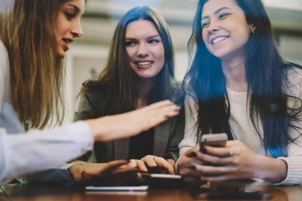 Buon Sorridente Amici Socializzare Bar Interno Discutendo Idee Blog Web — Foto Stock