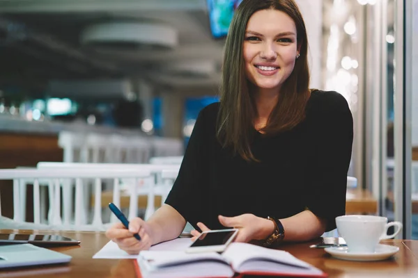 Retrato Alegre Sonriente Estudiante Que Mira Cámara Mientras Aprende Cafetería — Foto de Stock