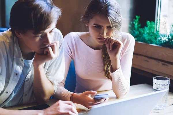 Konzentrierte Kaukasische Freiberufler Die Online Wichtige Webinare Über Soziale Netzwerke — Stockfoto