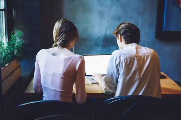 Rückansicht Freiberuflicher Texter Und Texterinnen Die Gemeinsam Der Erstellung Interessanter — Stockfoto