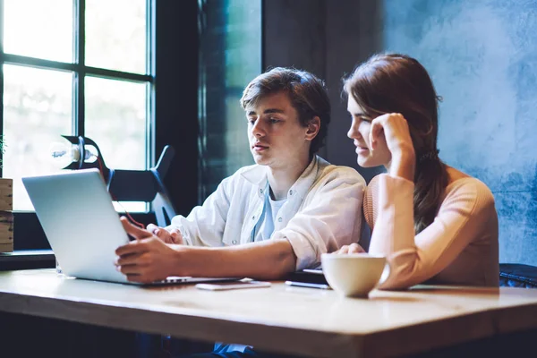 Young Caucasian Male Female Remote Workers Spending Time Cooperation Cafe — Stock Photo, Image