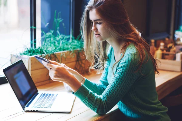 Caucasico Blogger Femmina Invio Messaggio Tramite Applicazione Tablet Digitale Giovane — Foto Stock