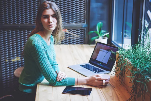 Retrato Una Mujer Freelance Caucásica Seria Mirando Cámara Durante Trabajo —  Fotos de Stock