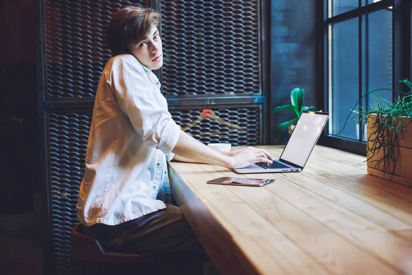 Portrait Caucasian Male Student Calling Operator Consultancy Internet Connection Laptop – stockfoto