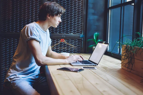 Мужчина Копирайтер Работающий Ноутбуке Создающий Новый Контент Сайта Мужчина Сидящий — стоковое фото