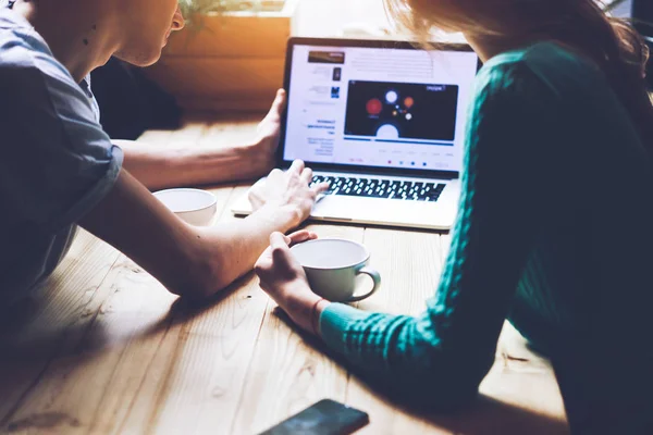 Casal Jovem Procurando Informações Para Planejar Viagem Futura Juntos Fazendo — Fotografia de Stock