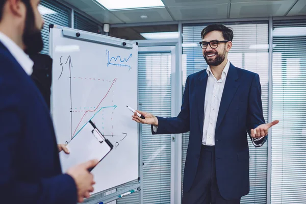 Erfolgreicher Männlicher Unternehmer Mit Optischer Brille Zur Sehkorrektur Steht Der — Stockfoto