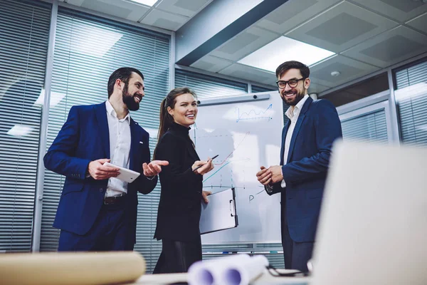 Mannelijke Vrouwelijke Collega Werken Samen Aan Nieuw Business Project Voelt — Stockfoto