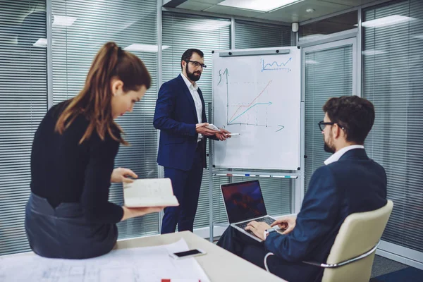 Professionele Econoom Buurt Van Whiteboard Met Grafische Verklarende Informatie Voor — Stockfoto