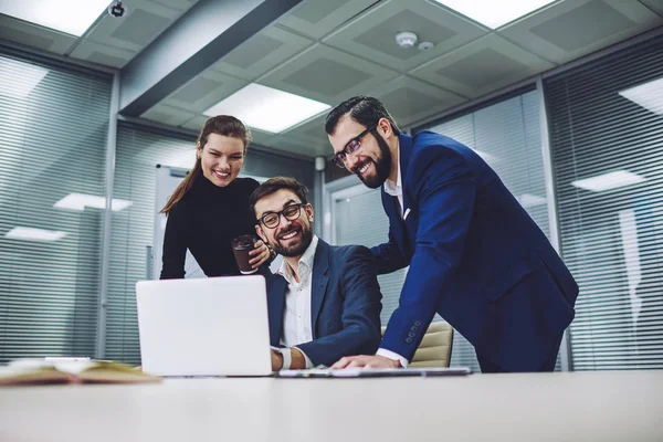 Team Van Positieve Succesvolle Professionals Die Samenwerken Met Elkaar Bedrijfsconferentieruimte — Stockfoto