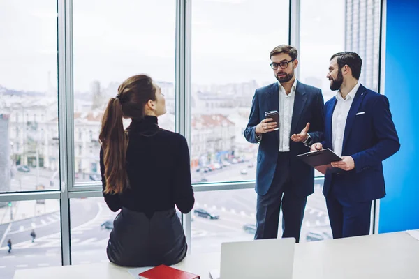 Framgångsrika Manliga Och Kvinnliga Finansexperter Diskuterar Information Handel Och Stolt — Stockfoto