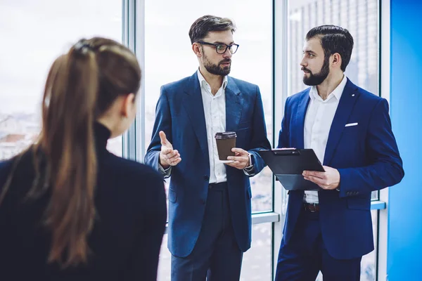 Manliga Och Kvinnliga Arbetstagare Formella Kläder Kommunicera Och Diskutera Affärsnyheter — Stockfoto