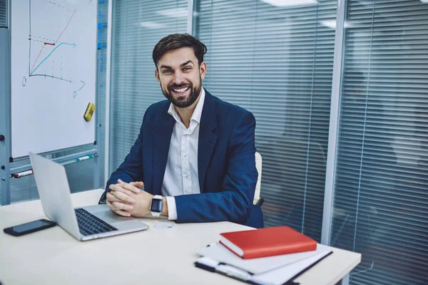 Porträt Eines Erfolgreichen Männlichen Regisseurs Formellen Anzug Der Die Kamera — Stockfoto