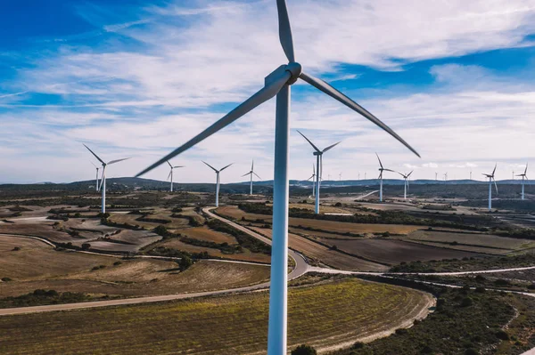 Flygfoto Scenisk Utsikt Över Förnybara Vindkraftverk Turbiner Levererar Odlingsområdet Med — Stockfoto