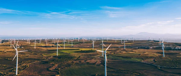 Luchtfoto Van Windmolens Met Roterende Propellers Die Alternatieve Schone Groene — Stockfoto