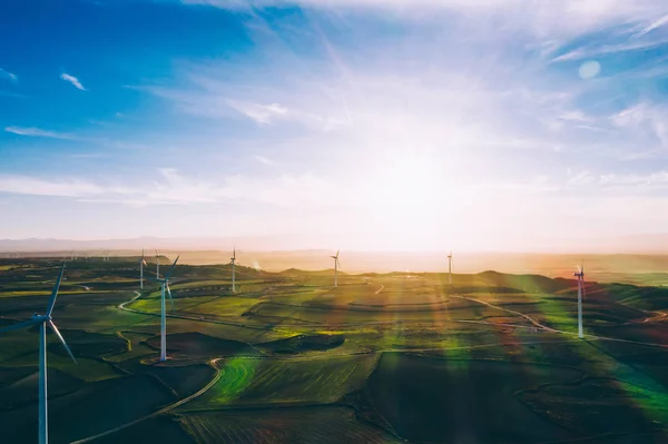 Molinos Viento Modernos Con Hélices Giratorias Prado Agrícola Rural Sobre — Foto de Stock