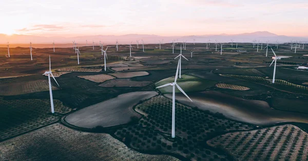 Letecký Pohled Větrnou Elektrárnu Rotujícími Vrtulemi Vyrábějícími Alternativní Čistou Zelenou — Stock fotografie