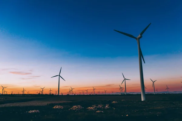 Silhueta Estação Moinhos Vento Com Hélices Gerando Energia Verde Limpa — Fotografia de Stock