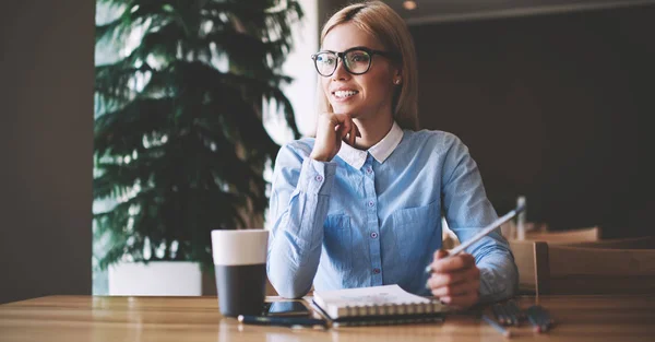 Positiv Student Arkitekt Funderar Idéer För Universitetsprojekt Sittande Vid Skrivbord — Stockfoto