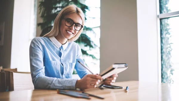 Portret Wesoły Blond Hipster Dziewczyna Uczenia Się Klasie Uniwersyteckiej Pokój — Zdjęcie stockowe