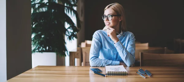 Positief Doordachte Vrouwelijke Student Ontwerper Nadenken Ideeën Voor Schetsen Succesvolle — Stockfoto