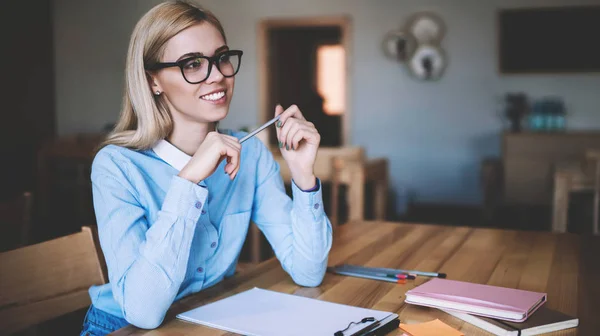 Glückliche Studentin Optischer Brille Die Wegschaut Während Sie Über Neue — Stockfoto