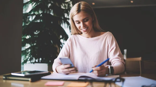 Mujer Sonriente Preparándose Para Prueba Universitaria Haciendo Investigación Información Para — Foto de Stock